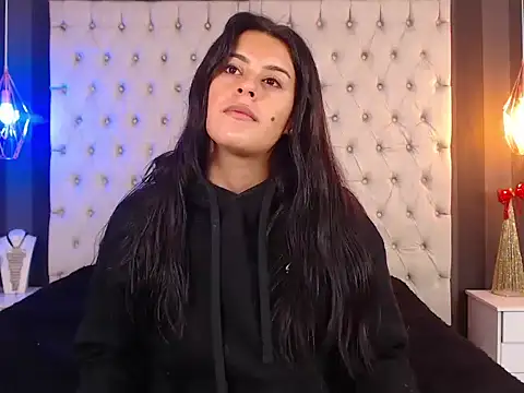 Camile Petite online show from November 4, 2025, 7:35 pm