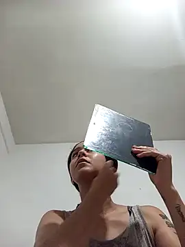 Coralpetite online show from November 10, 2025, 10:09 pm