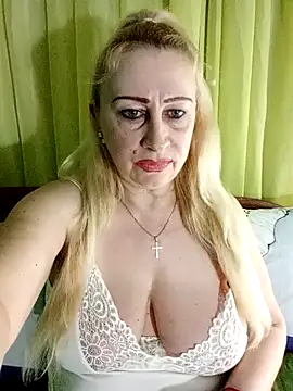 Snapshot of Esenia505 chatting on April 4, 2026, 3:09 pm Esenia505 online show from April 4, 2026, 3:09 pm