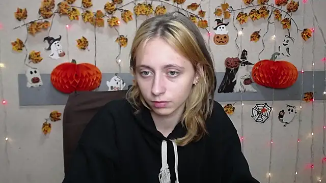 Snapshot of TracyLll chatting on November 3, 2025, 12:06 pm TracyLll online show from November 3, 2025, 12:06 pm