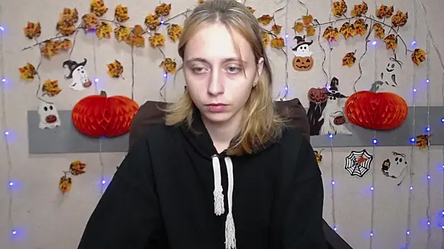 Snapshot of TracyLll chatting on November 4, 2025, 1:32 pm TracyLll online show from November 4, 2025, 1:32 pm