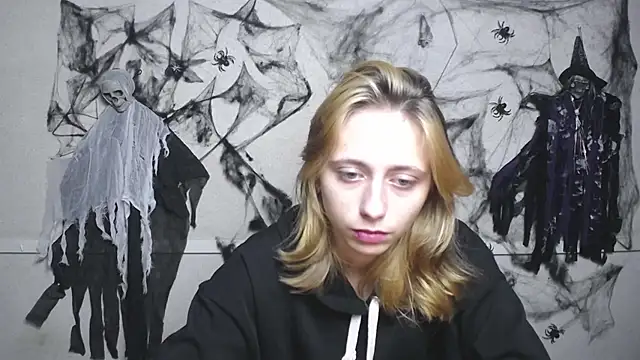 TracyLll online show from November 15, 2025, 12:02 pm