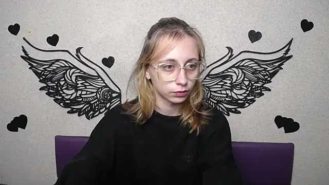 TracyLll online show from November 30, 2025, 11:47 am