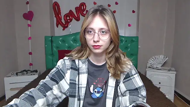 TracyLll online show from February 25, 2026, 6:12 am