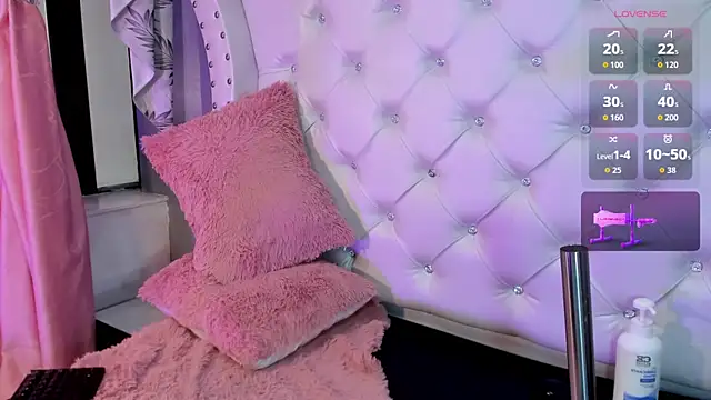 Cristinawhite online show from December 18, 2025, 7:53 pm