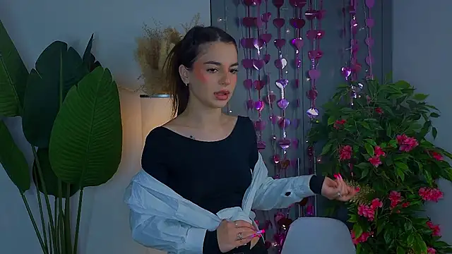 Snapshot of LauraHansil chatting on March 7, 2026, 7:44 pm LauraHansil online show from March 7, 2026, 7:44 pm