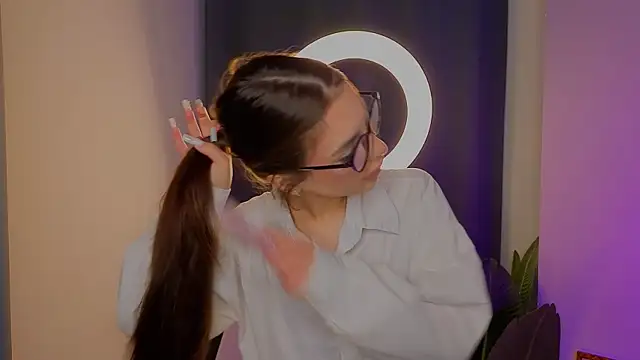 Snapshot of LauraHansil chatting on April 15, 2026, 7:58 pm LauraHansil online show from April 15, 2026, 7:58 pm