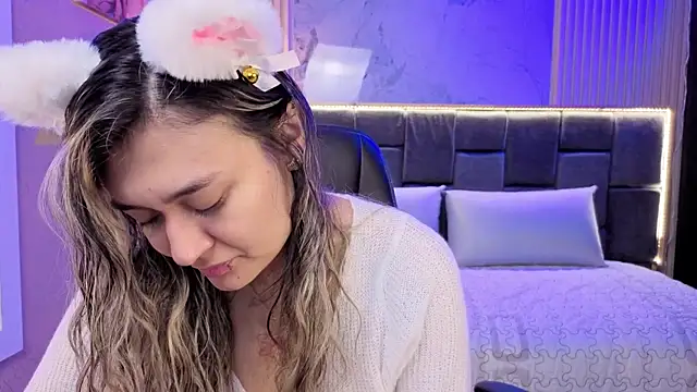 Im-Lola online show from November 12, 2025, 8:41 pm