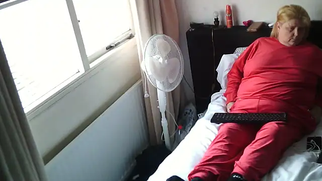 Sylviastar46 online show from December 22, 2025, 12:02 pm