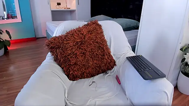 LahanaKimish online show from November 18, 2025, 2:43 pm