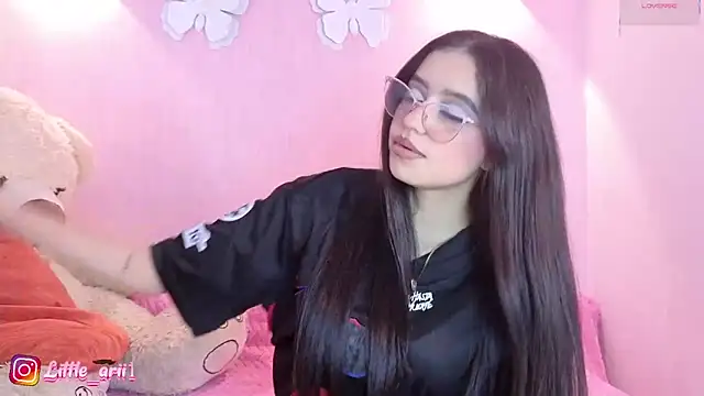 Little arii online show from May 13, 2026, 7:11 pm