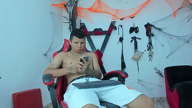 Steven19 LatinBoy online show from November 4, 2025, 11:53 am