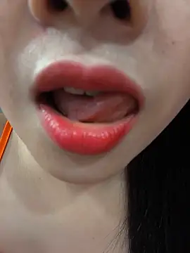 Okleotina9 online show from May 18, 2026, 4:13 pm