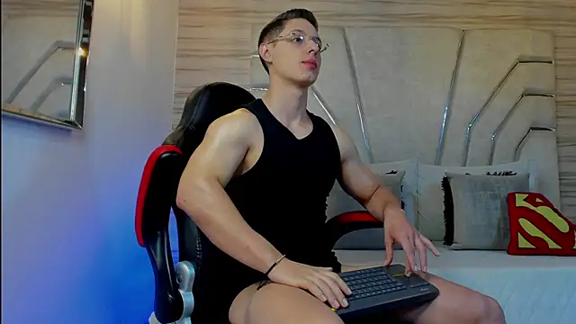 MAXTHOMSON online show from January 15, 2026, 4:06 am