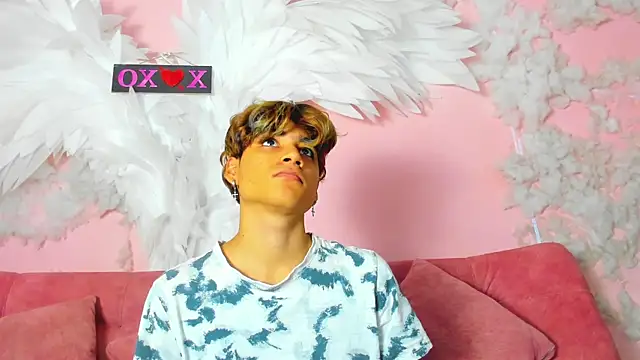 Snapshot of Leo_Glow chatting on November 29, 2025, 12:52 pm Leo Glow online show from November 29, 2025, 12:52 pm