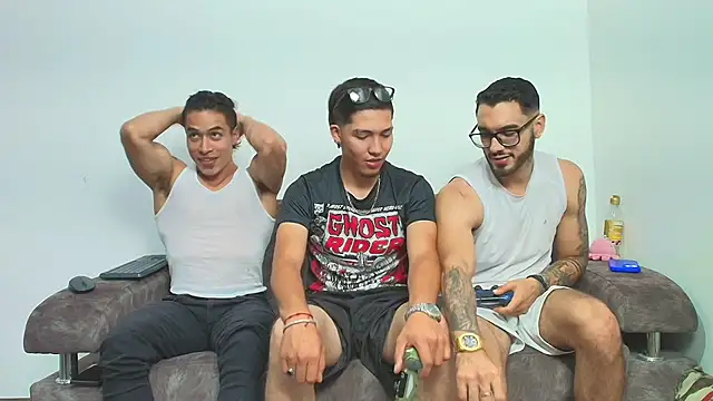 Snapshot of thebadboys05 chatting on November 23, 2025, 4:12 am thebadboys05 online show from November 23, 2025, 4:12 am