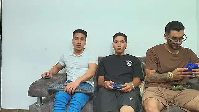 Snapshot of thebadboys05 chatting on December 2, 2025, 3:01 am thebadboys05 online show from December 2, 2025, 3:01 am