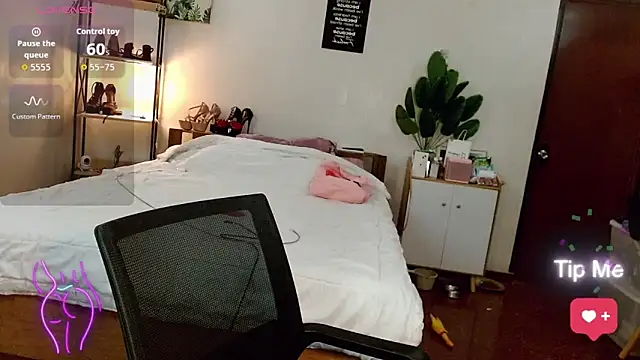 Lolitaloove69 online show from November 15, 2025, 6:04 pm