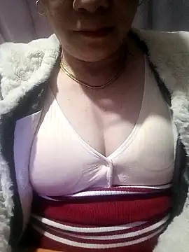 small-house123 online show from December 4, 2025, 7:55 pm