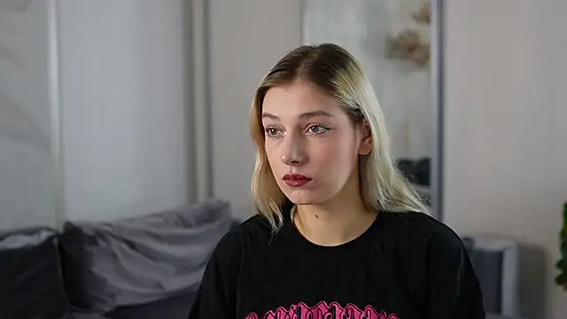 Snapshot of BlushVenom chatting on November 6, 2025, 2:29 pm BlushVenom online show from November 6, 2025, 2:29 pm