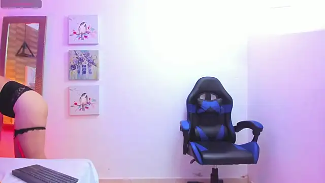 Mia Sensation  online show from April 10, 2026, 9:19 pm