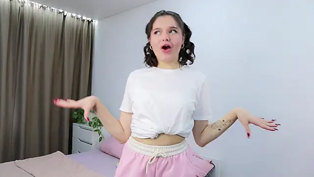 Snapshot of Xo_Laura chatting on November 4, 2025, 8:35 am Xo Laura online show from November 4, 2025, 8:35 am