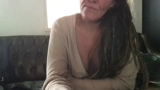 Snapshot of LadyShannie chatting on November 2, 2025, 9:33 am LadyShannie online show from November 2, 2025, 9:33 am
