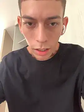 Snapshot of Who-am-I-201 chatting on November 2, 2025, 5:48 pm Who-am-I-201 online show from November 2, 2025, 5:48 pm