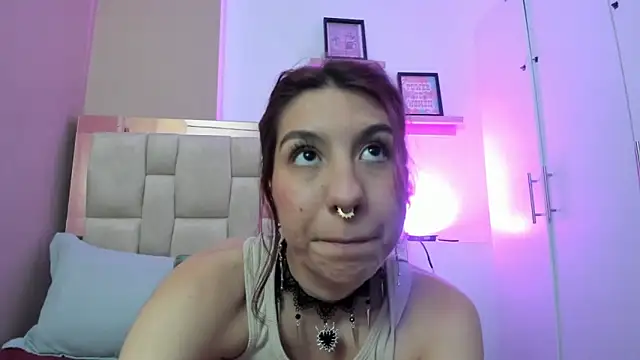 zoe-moreau online show from December 19, 2025, 7:10 pm