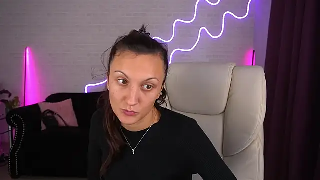 ZafiraMoonn online show from November 4, 2025, 8:46 am