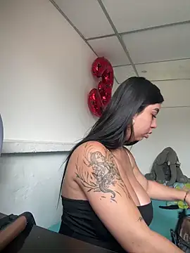 Snapshot of Valen_Ross chatting on November 5, 2025, 6:08 pm Valen Ross online show from November 5, 2025, 6:08 pm