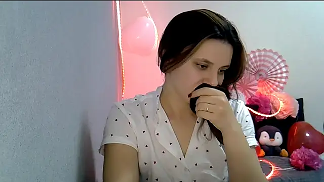 Snapshot of KiraHoney chatting on February 14, 2026, 7:32 pm KiraHoney online show from February 14, 2026, 7:32 pm