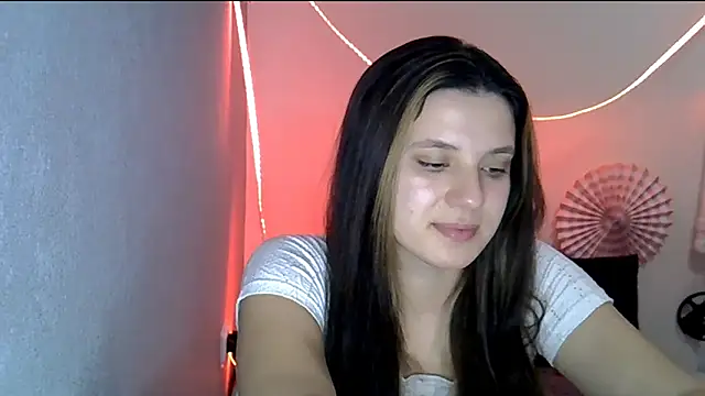 Snapshot of KiraHoney chatting on February 19, 2026, 7:32 pm KiraHoney online show from February 19, 2026, 7:32 pm