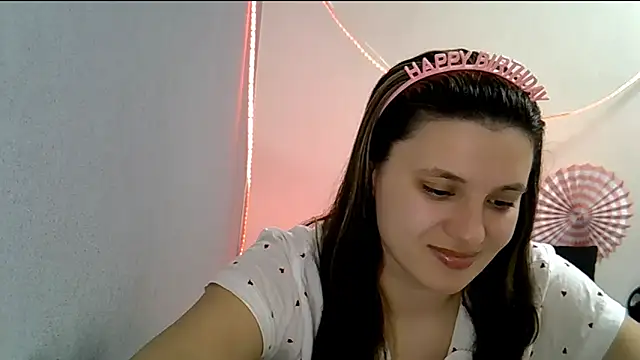 Snapshot of KiraHoney chatting on February 28, 2026, 7:37 pm KiraHoney online show from February 28, 2026, 7:37 pm