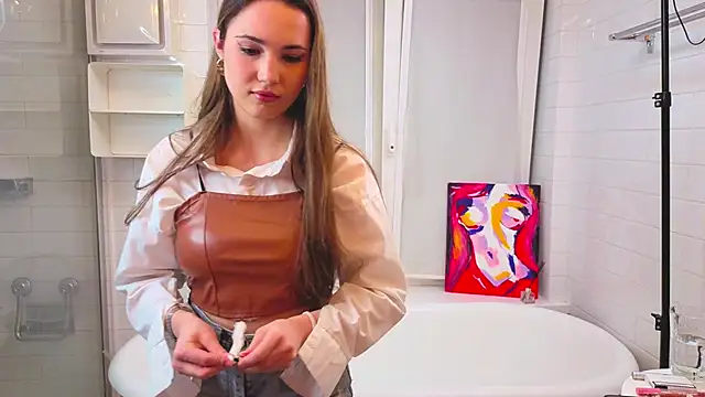 LeenaPuita online show from November 12, 2025, 6:52 pm