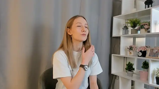 NikoleOwen online show from November 11, 2025, 8:25 am