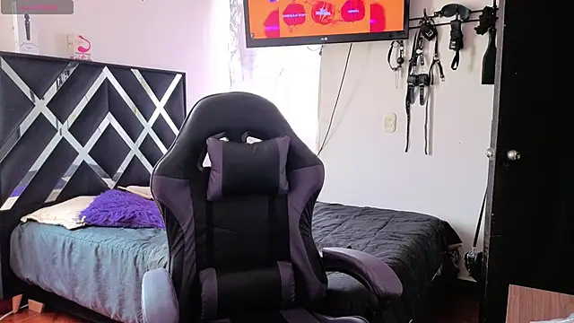 Zooee 01 online show from December 4, 2025, 4:05 pm