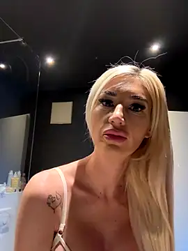 Snapshot of LunaBlondiee chatting on November 28, 2025, 7:33 am LunaBlondiee online show from November 28, 2025, 7:33 am