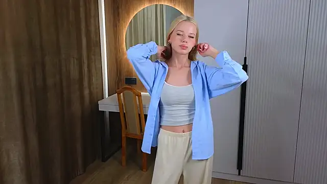 DorisCandelario online show from November 14, 2025, 12:37 pm