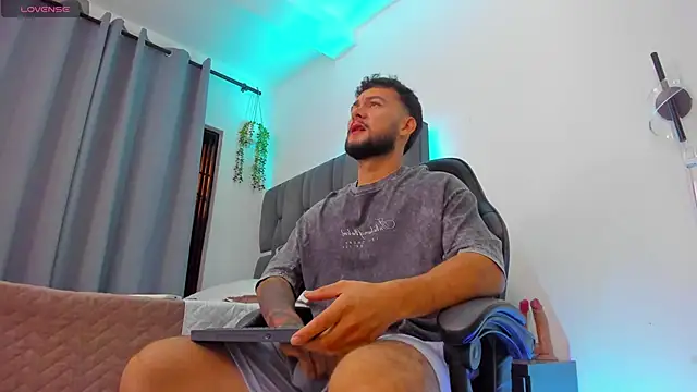 Snapshot of noah_corvelle chatting on February 3, 2026, 1:04 am noah corvelle online show from February 3, 2026, 1:04 am