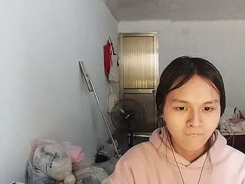 Snapshot of RebelAura chatting on May 4, 2026, 10:28 pm RebelAura online show from May 4, 2026, 10:28 pm