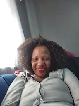Snapshot of Mommy_Sienna chatting on May 25, 2026, 9:15 am Mommy Sienna online show from May 25, 2026, 9:15 am