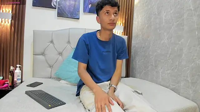 Snapshot of Elian_Julian chatting on December 1, 2025, 11:21 pm Elian Julian online show from December 1, 2025, 11:21 pm