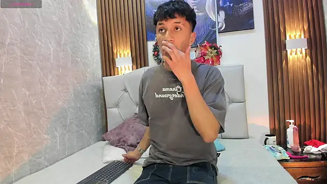 Snapshot of Elian_Julian chatting on December 2, 2025, 11:45 pm Elian Julian online show from December 2, 2025, 11:45 pm