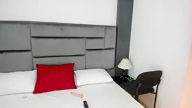 CatleyaSmith online show from December 21, 2025, 12:23 pm