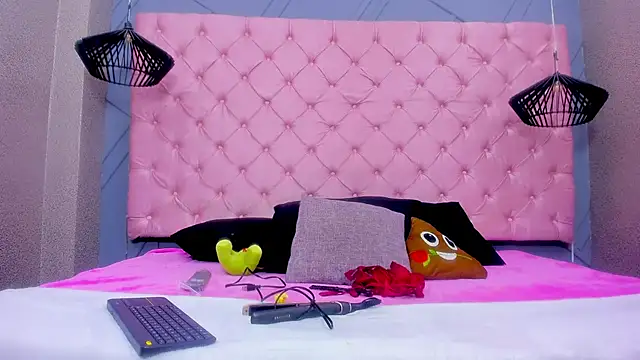 Mia Horney online show from December 17, 2025, 1:17 pm