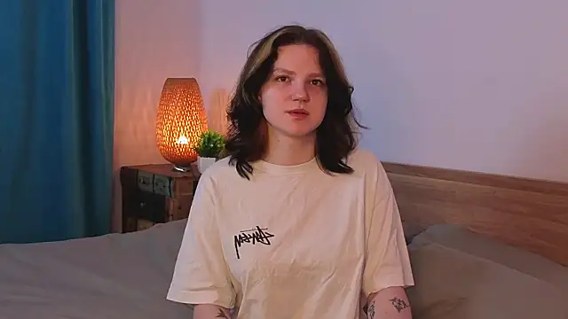 LatinaHuguenin online show from April 5, 2026, 9:12 pm