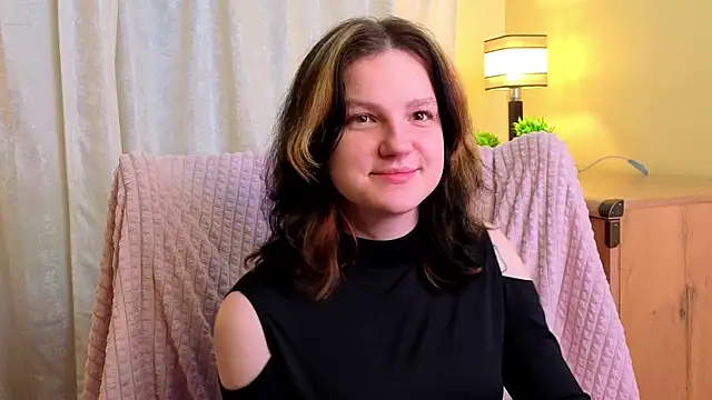 LatinaHuguenin online show from April 8, 2026, 9:04 pm