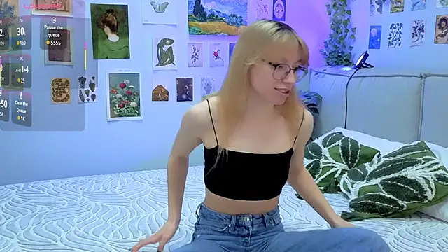 Snapshot of CindyMoriLove chatting on April 17, 2026, 5:43 am CindyMoriLove online show from April 17, 2026, 5:43 am