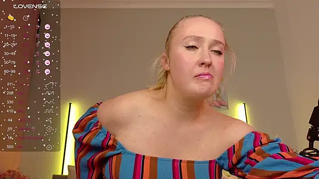 WildLady30 online show from December 14, 2025, 5:07 pm